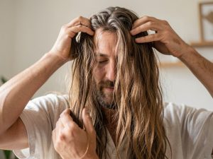 Cheveux longs homme : produits anti‑casse naturels efficaces