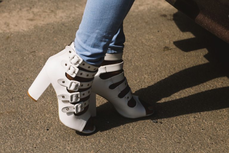 Femme portant un jean et différentes paires de chaussures pour choisir la bonne longueur