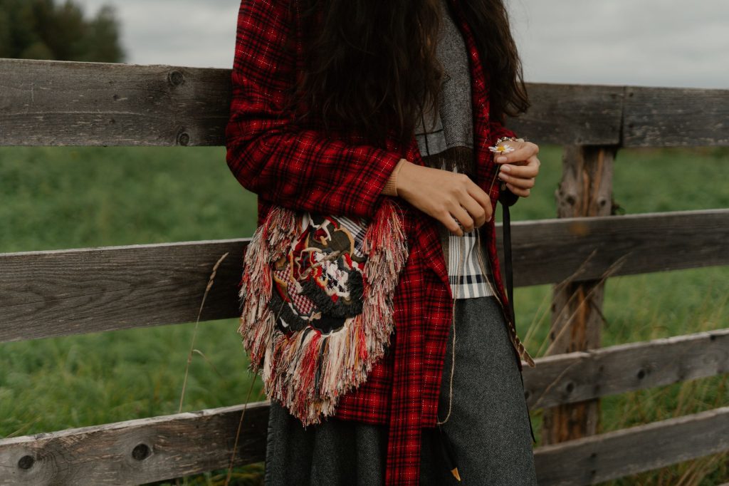 Femme portant un manteau en laine beige dans un parc automnal