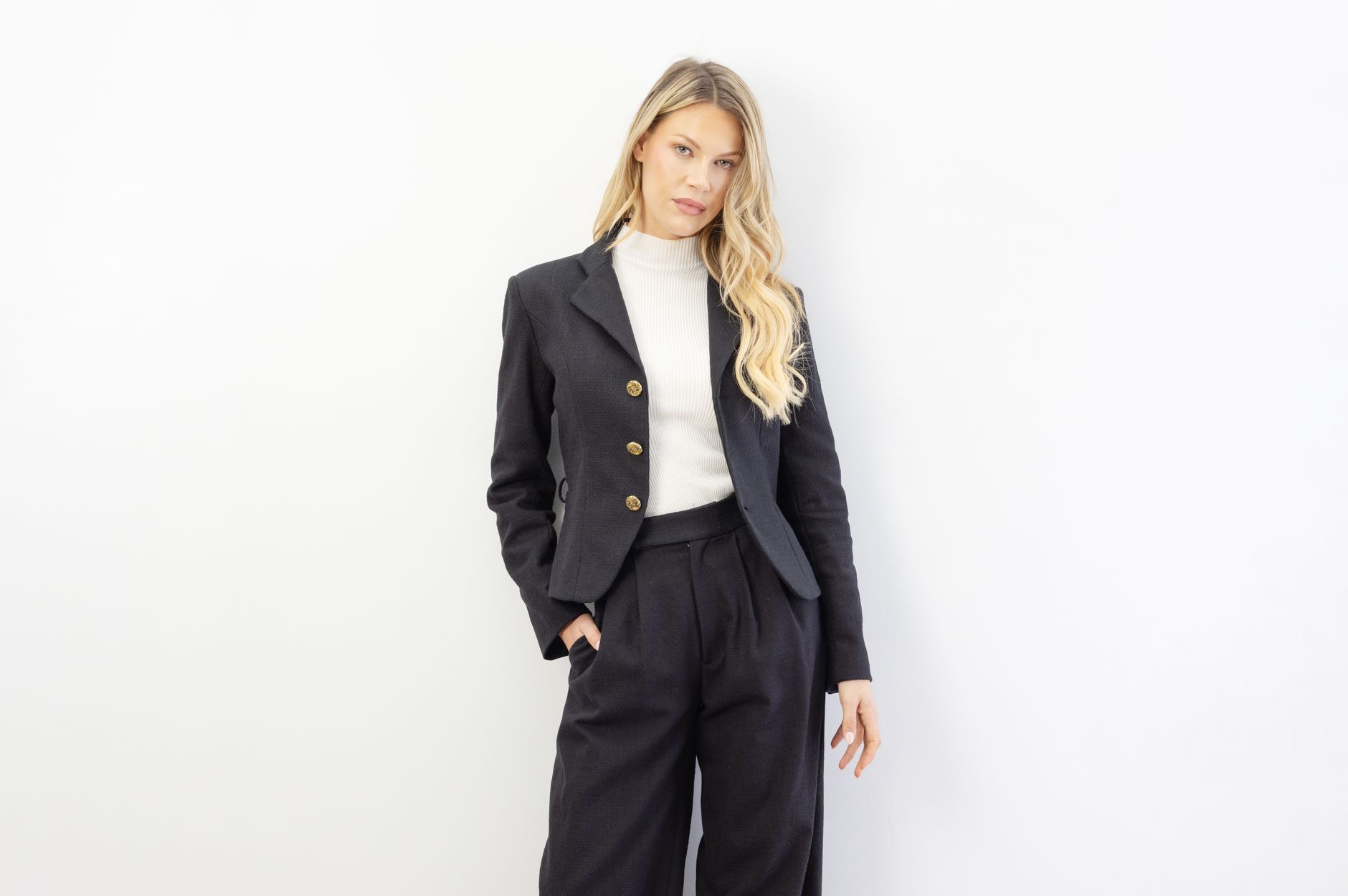 Quelle veste quand on est petite : les coupes qui allongent sans tricher