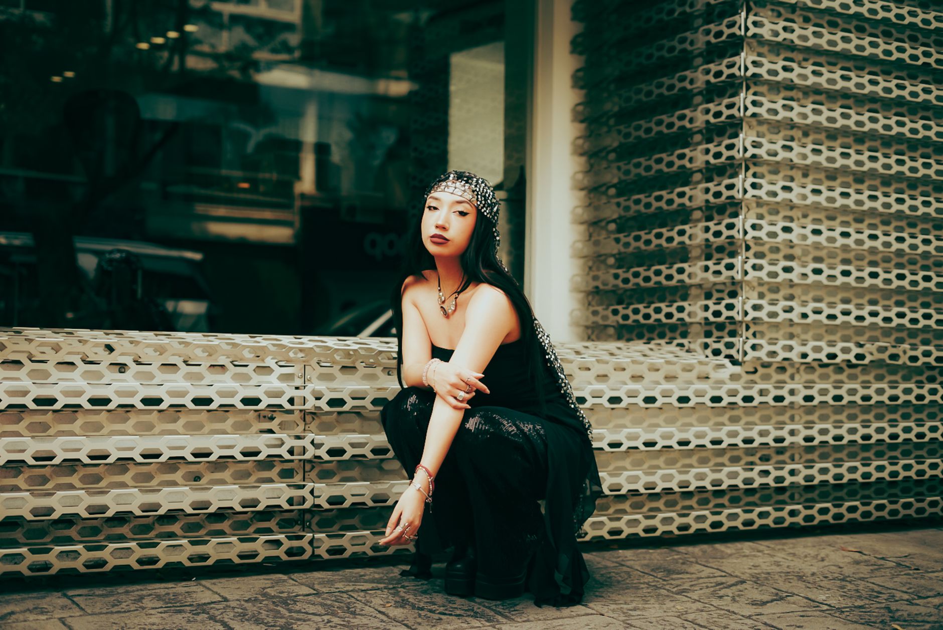 Total look noir : comment éviter l&rsquo;air triste et rester stylé